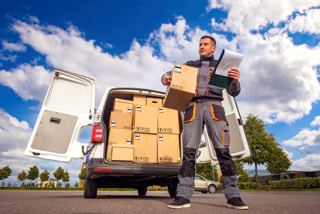 postier avec des cartons dans les mains